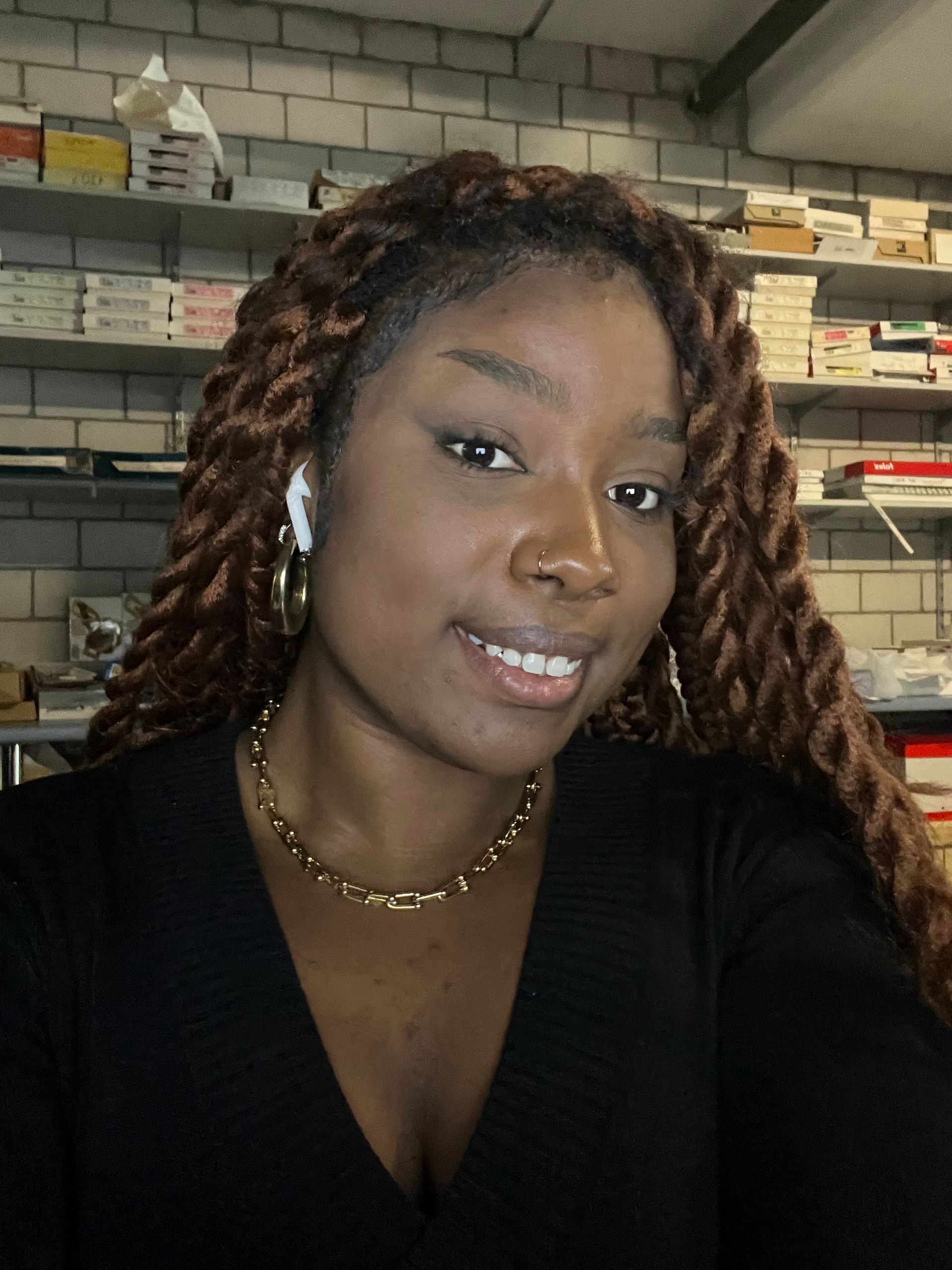 Frau hält einen Topf mit Blumen