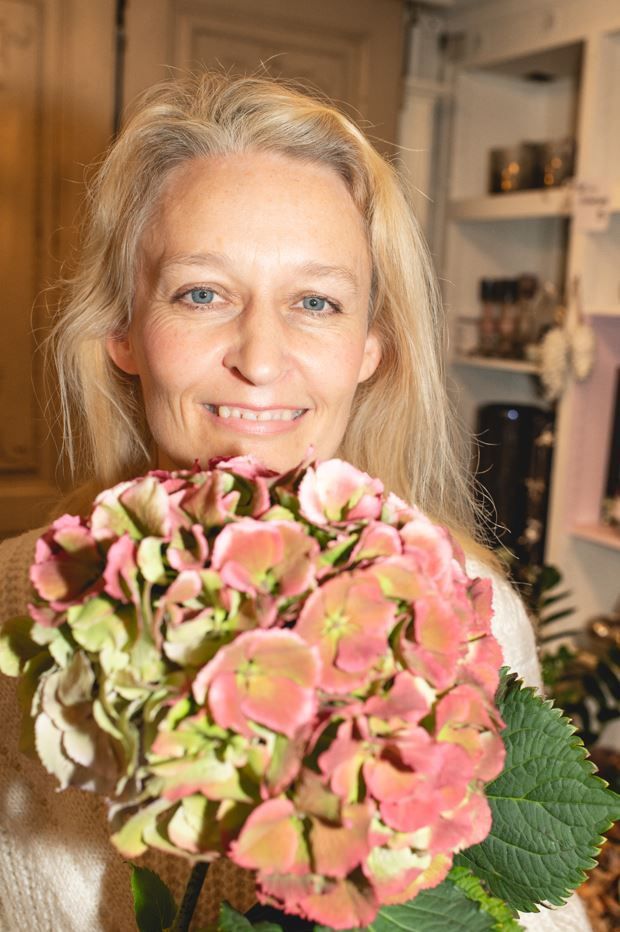 Frau mit Blumenstrauß