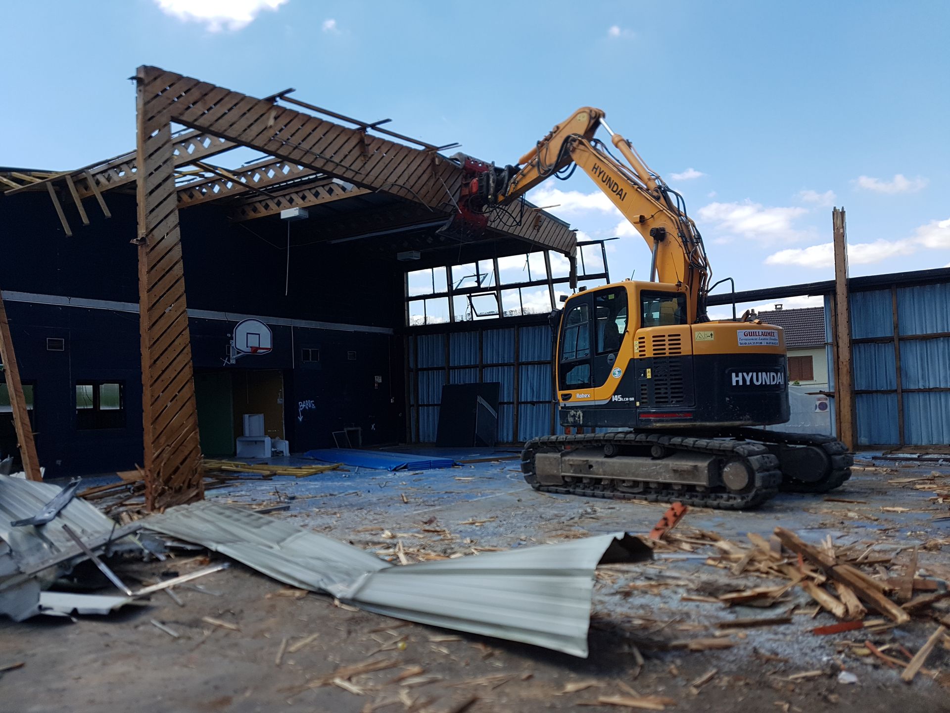 Démolition d'un hangar par notre équipe