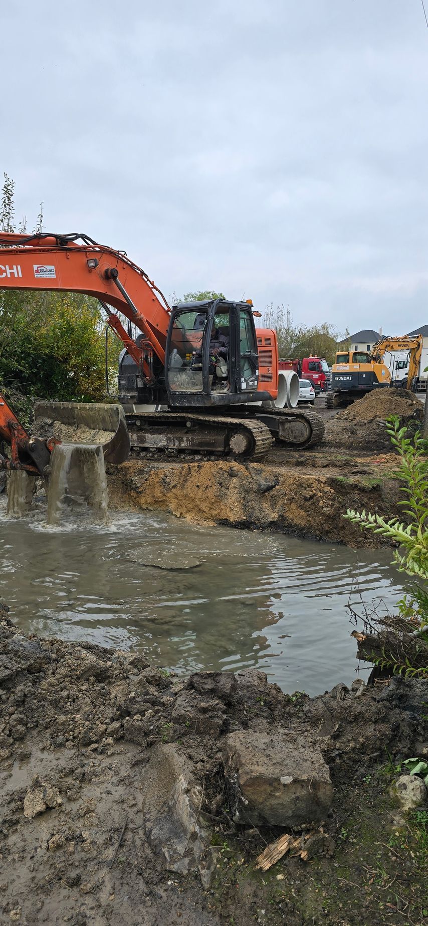 Travaux de terrassement près d'une rivière
