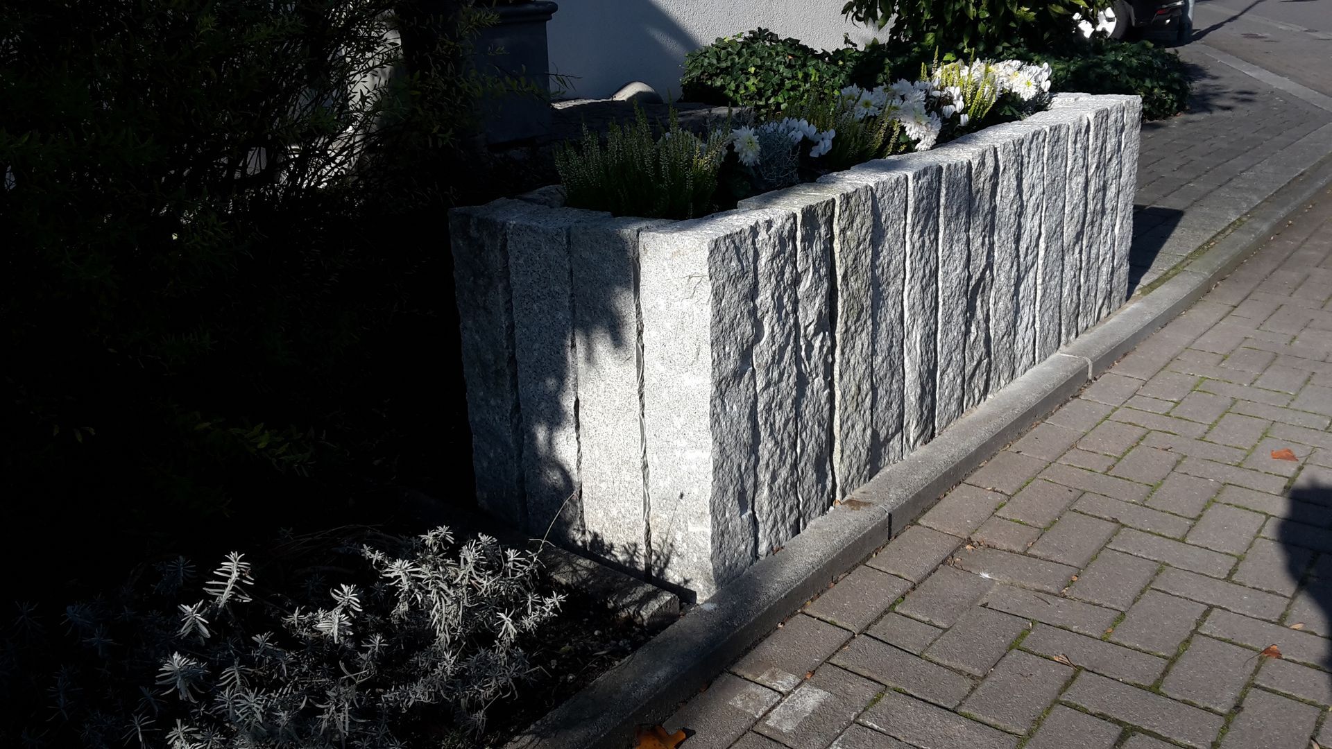 Volker Hahn Garten- und Landschaftsbau, gepflasterter Weg und Steinmauer