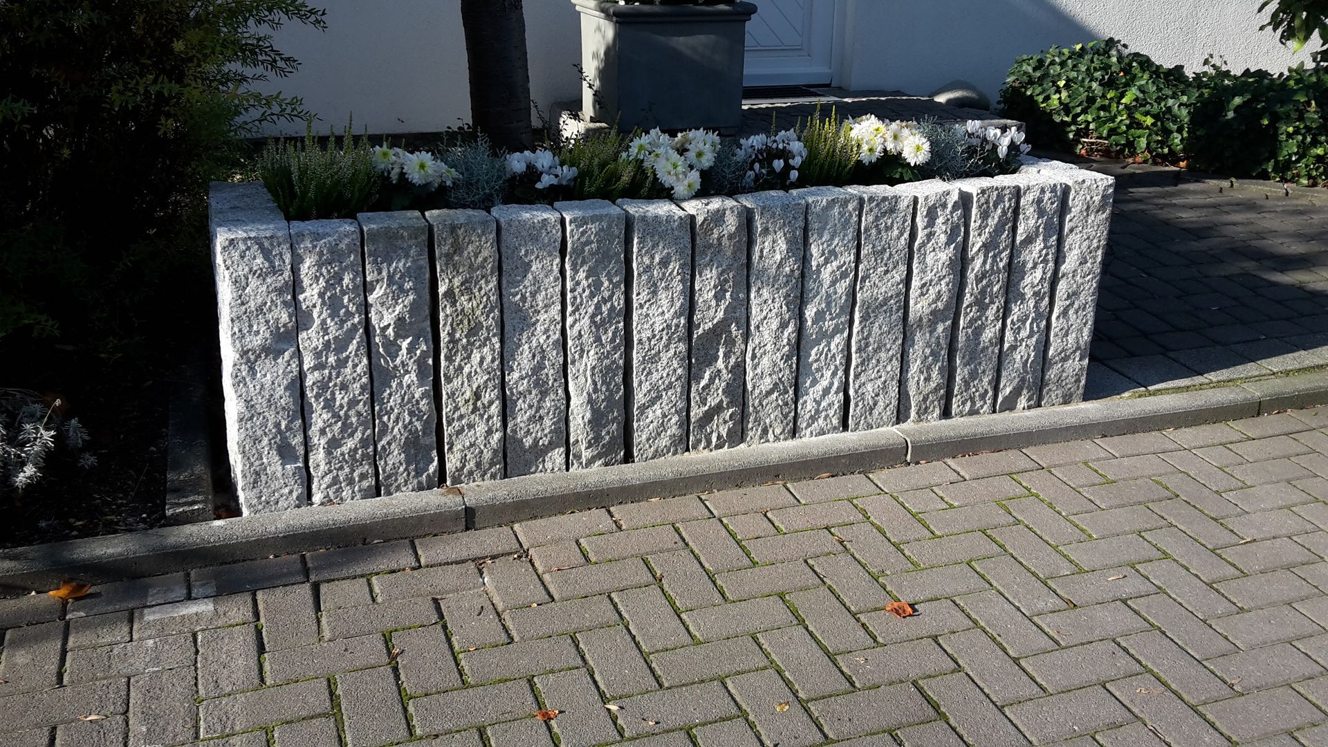 Volker Hahn Garten- und Landschaftsbau, gepflasterter Weg und Steinmauer