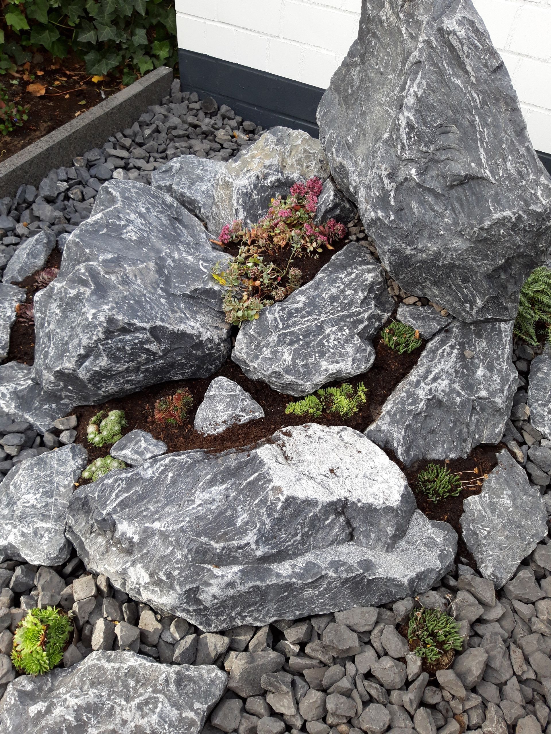 Volker Hahn Garten- und Landschaftsbau, große Steine