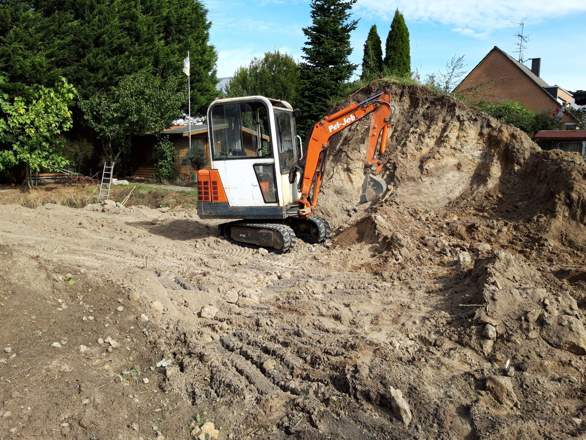 Volker Hahn Garten- und Landschaftsbau, Garten wird angelegt, kleiner Bagger