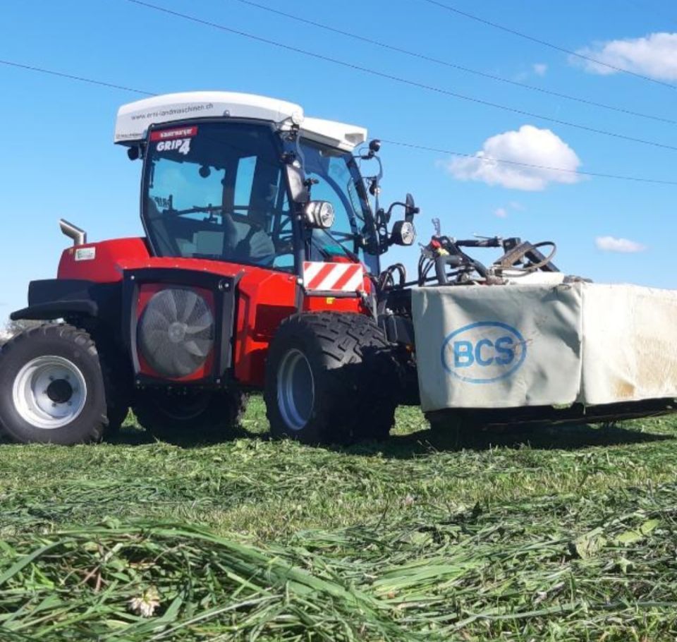 Vogler Lohnunternehmung – Traktor auf einer Wiese
