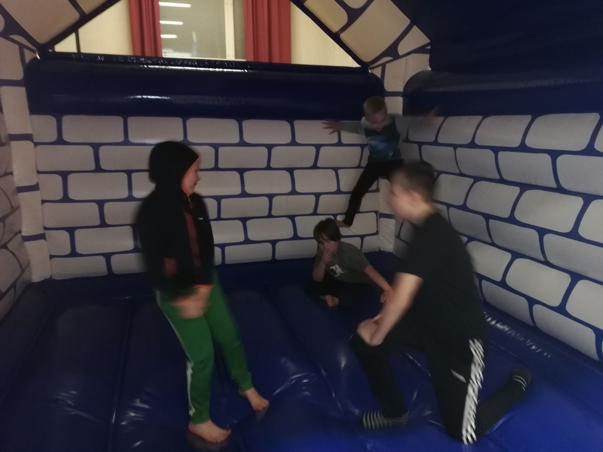 Lapset isossa pomppulinnassa