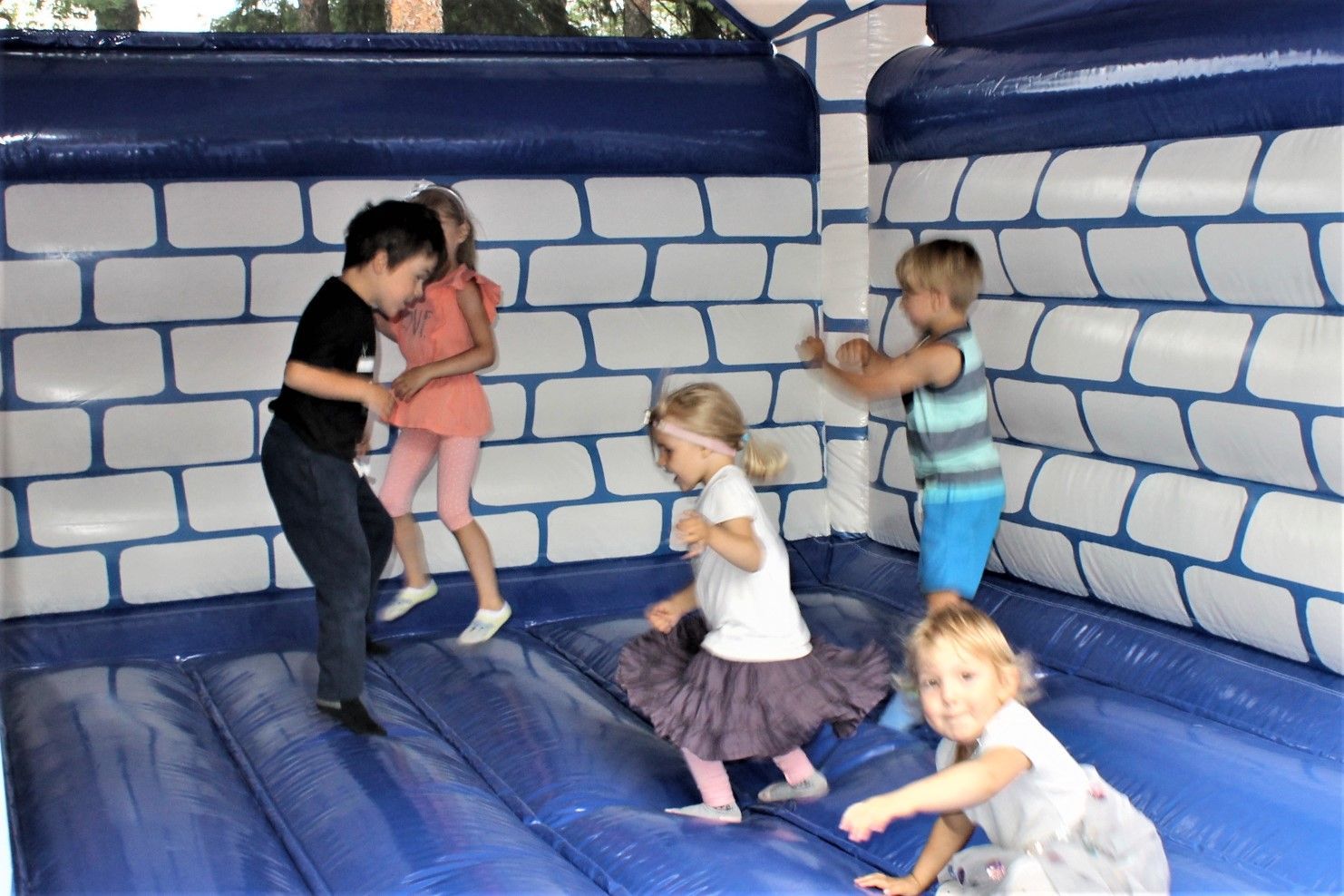 Lapset pomppulinnassa