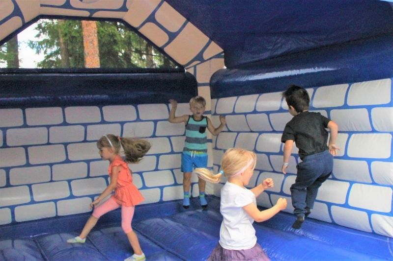 Pieni pompppulinna juhlissa