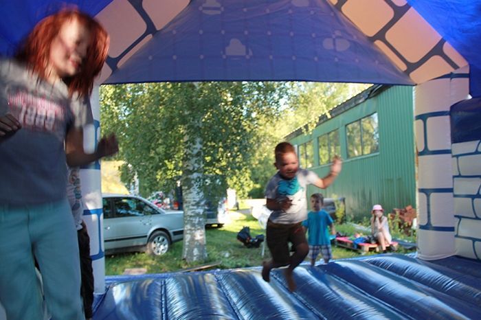 Iso pomppulinna käytössä