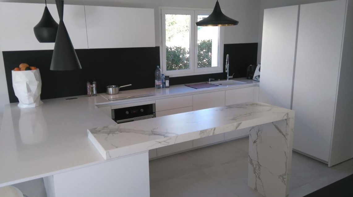 Plan de travail en marbre blanc