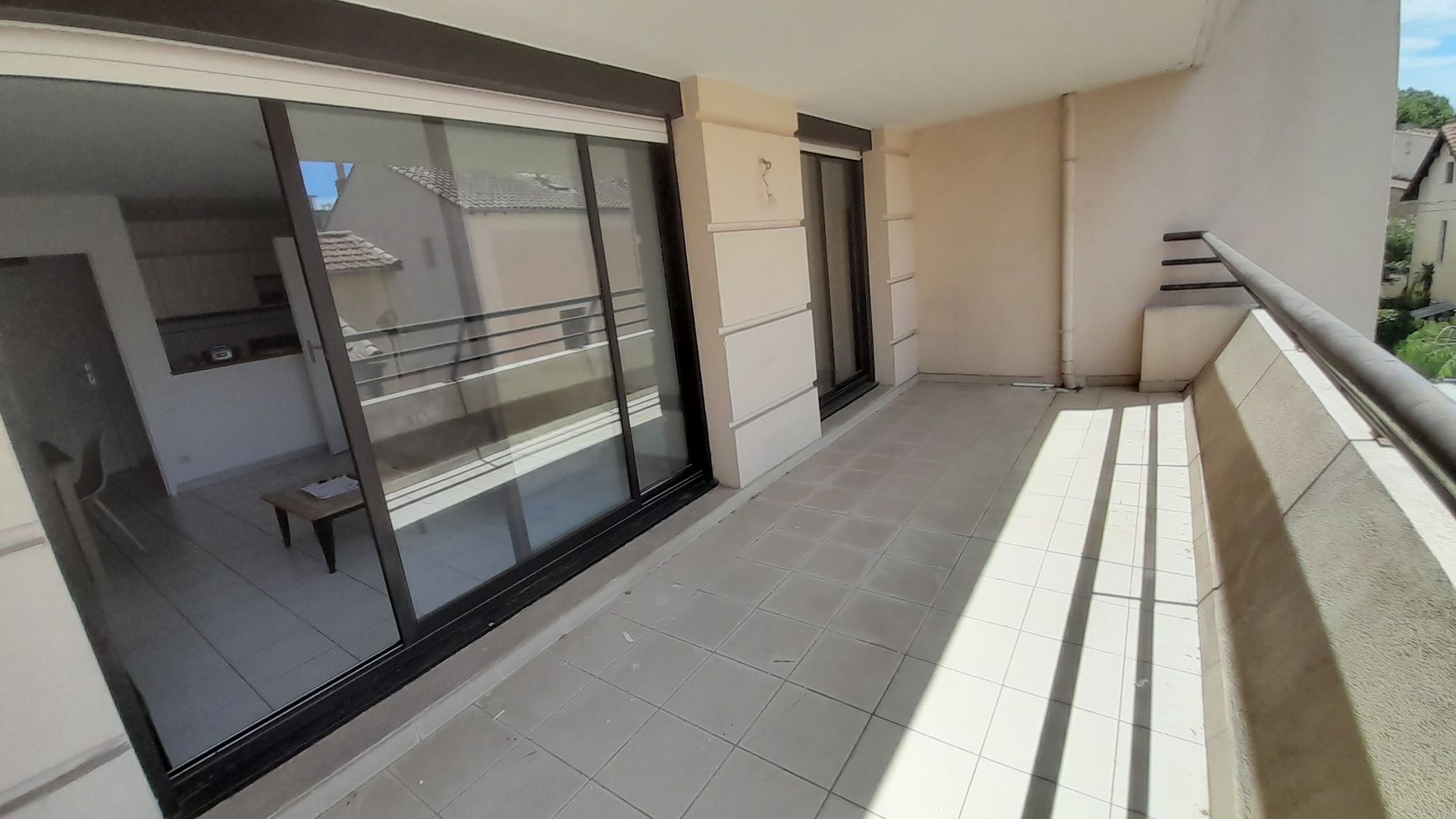 Terrasse d'un appartement avec baies vitrées