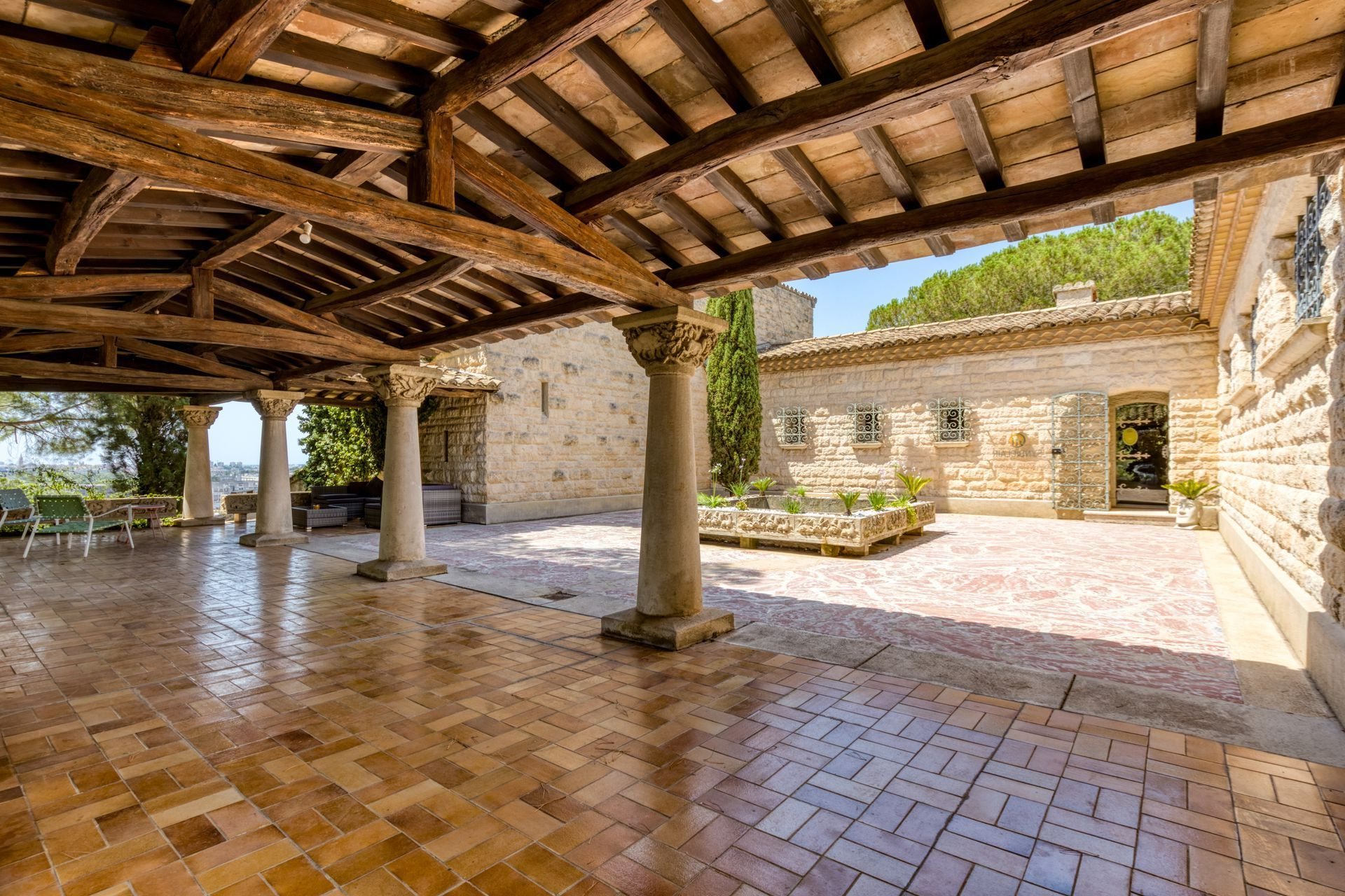 Vue de l'intérieur d'une cour de maison à Montpellier