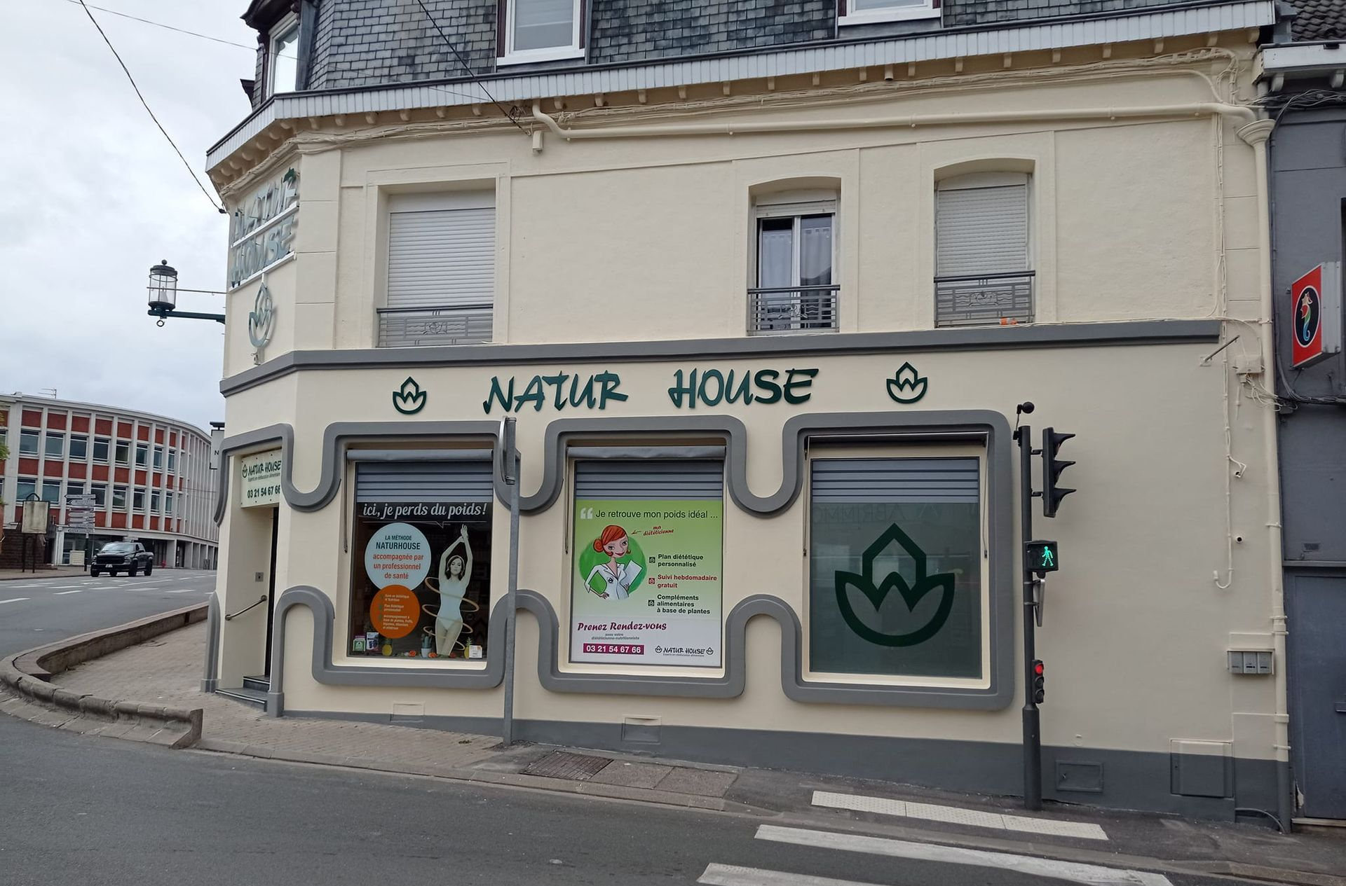 Devanture d'un bâtiment beige.