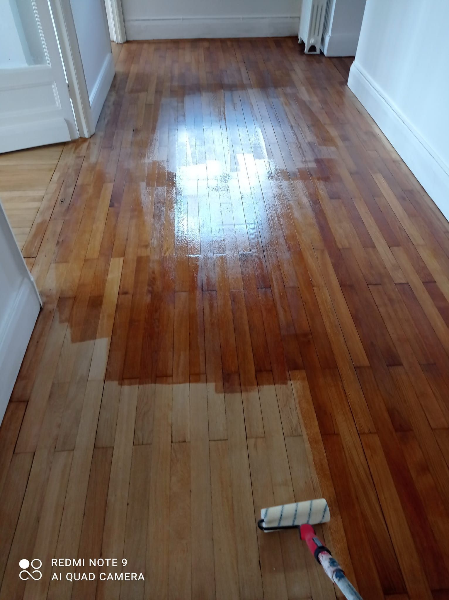 Parquet d'une teinte brun rougeâtre.