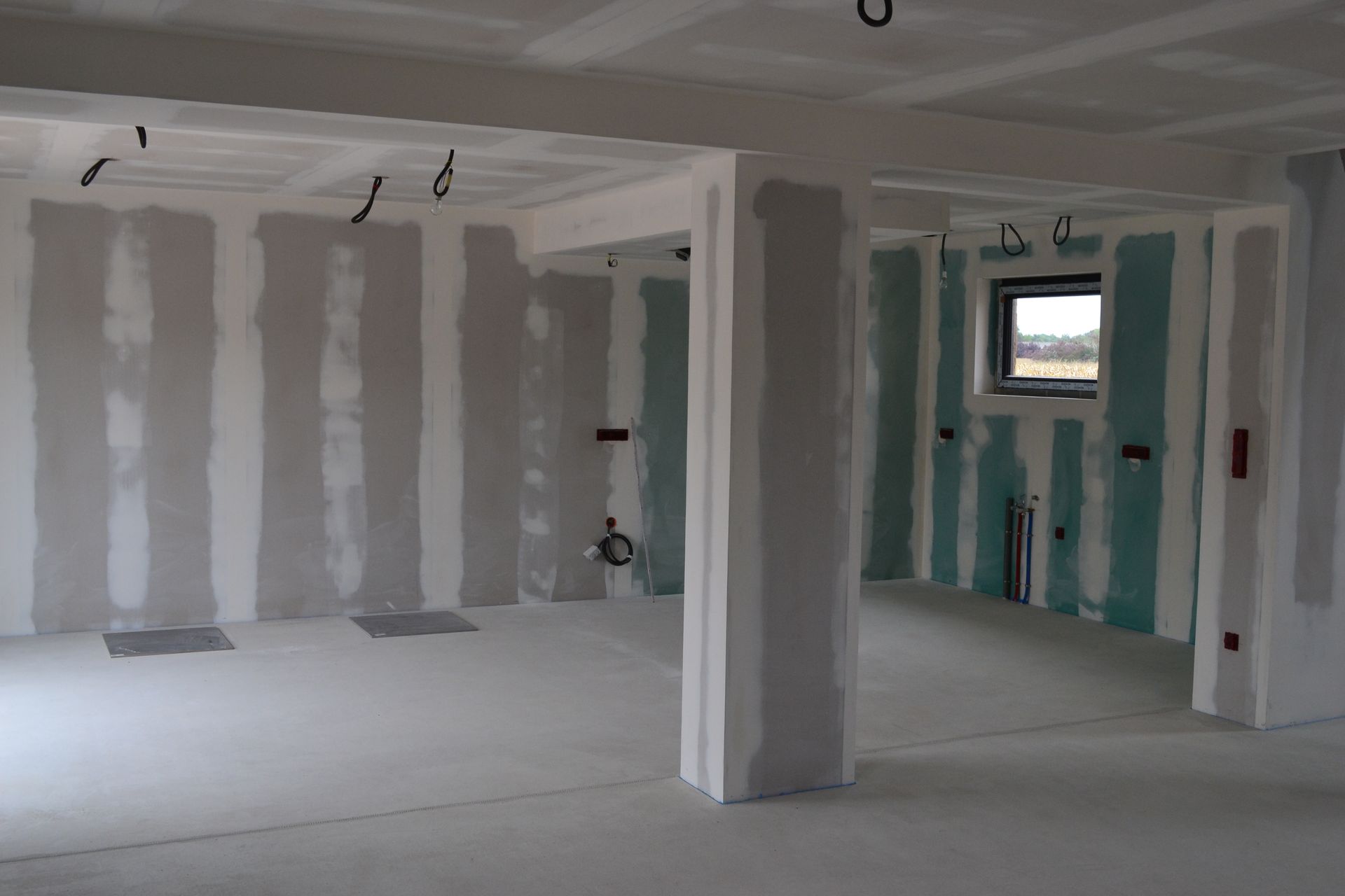 Aménagement intérieur, pose de cloisons sèches dans une pièce.