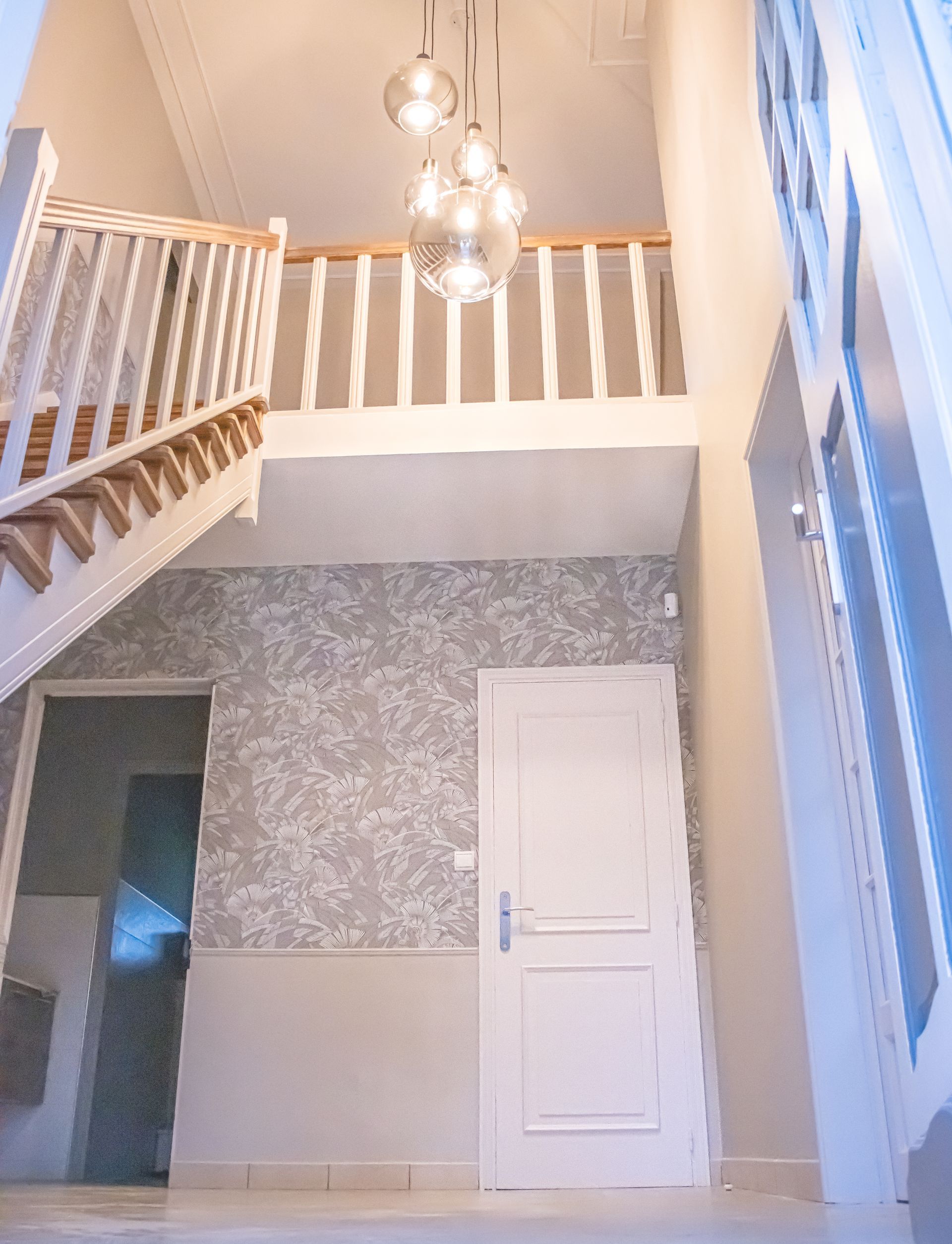 sur cette escalier il a était réalisé un ponçage soigné suivi d 'un lessivage pour ensuite accueillir trois couches de peinture haute qualité blanc sur barreaux et limons de chez unikalo et trois couche de vitrificateur anti dérapant
de chez blanchon