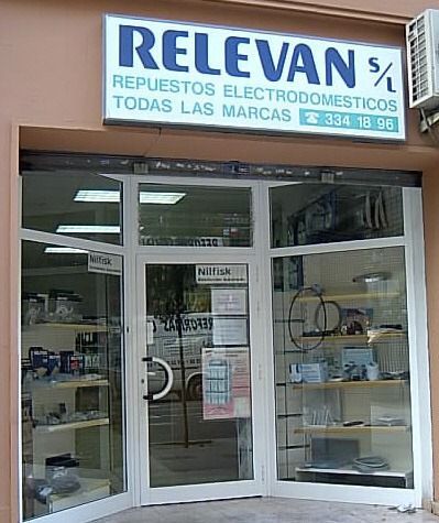 Tienda RELEVAN SL; vende repuestos para electrodomésticos de todas las marcas. Letrero con número de teléfono.