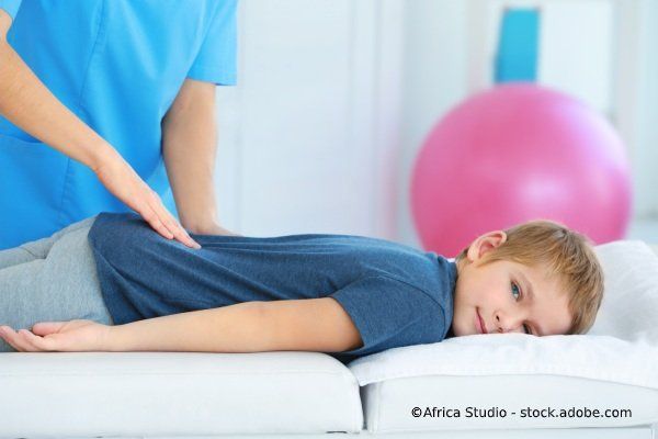 Physiotherapeutische Behandlung für ein Kind