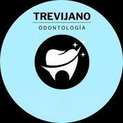 Logo de Trevijano Odontolog&iacute;a con diente blanco en c&iacute;rculo negro y fondo celeste.