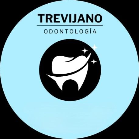 Logo de Trevijano Odontología con diente blanco en círculo negro y fondo celeste.