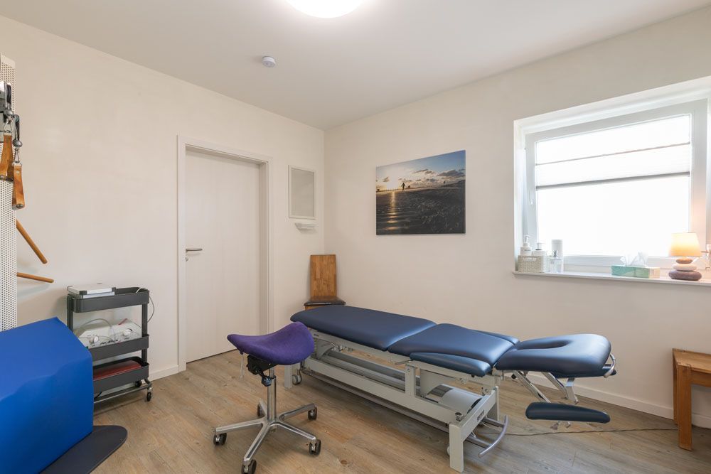 Ein Raum mit einem Tisch und einem Stuhl darin.