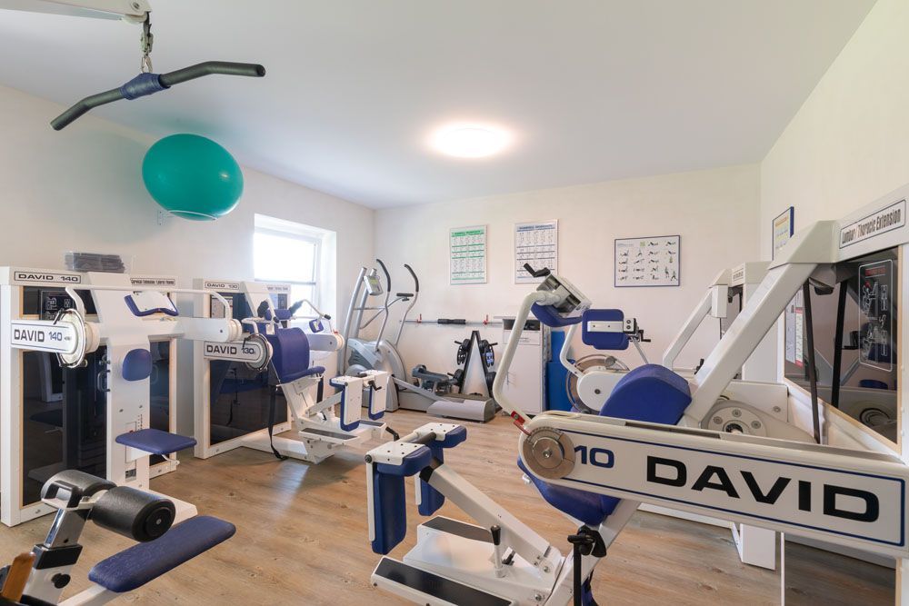 Ein Fitnessstudio mit einem Schild mit der Aufschrift „David“ darauf.