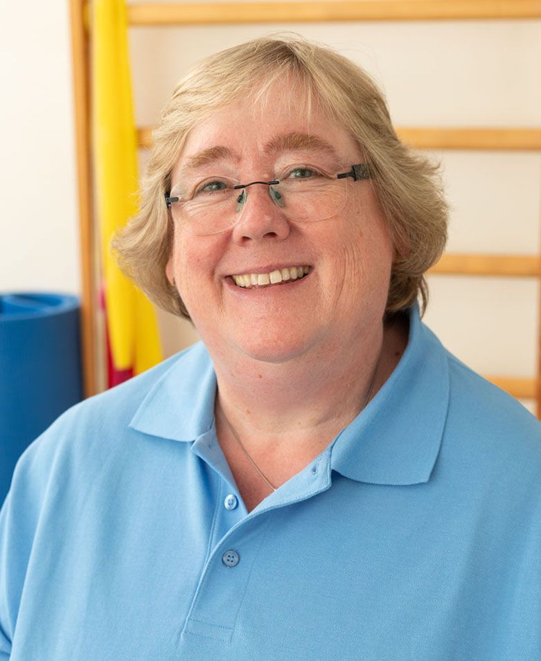 Ein schwarz-weißes Symbol einer Frau im Anzug ohne Gesicht.