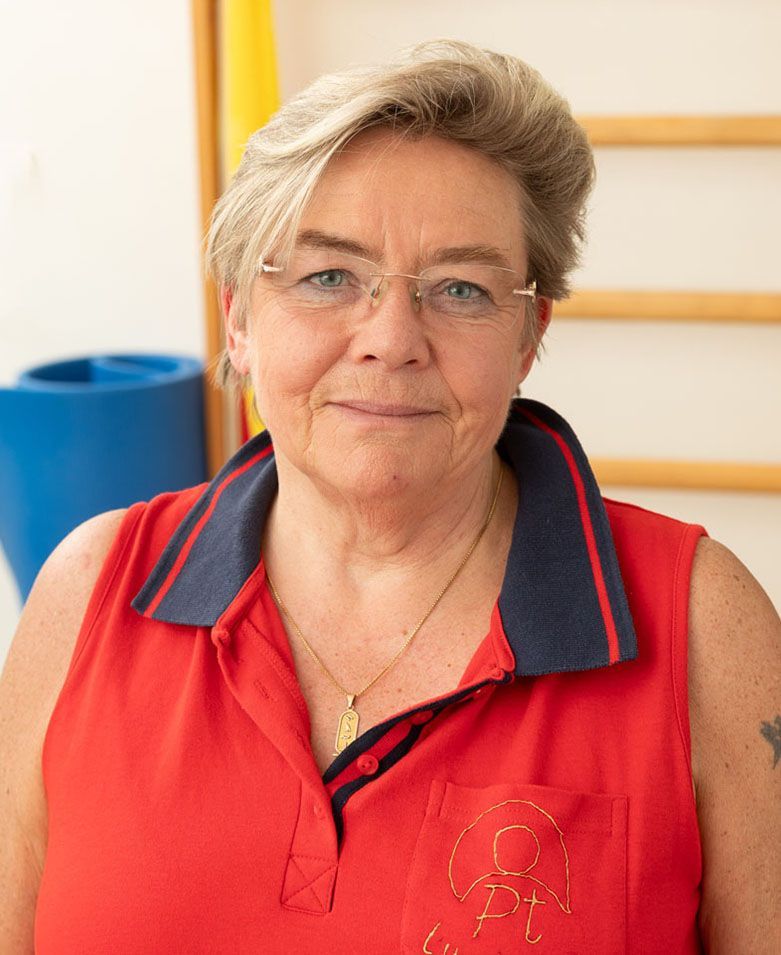 Ein schwarz-weißes Symbol einer Frau im Anzug ohne Gesicht.