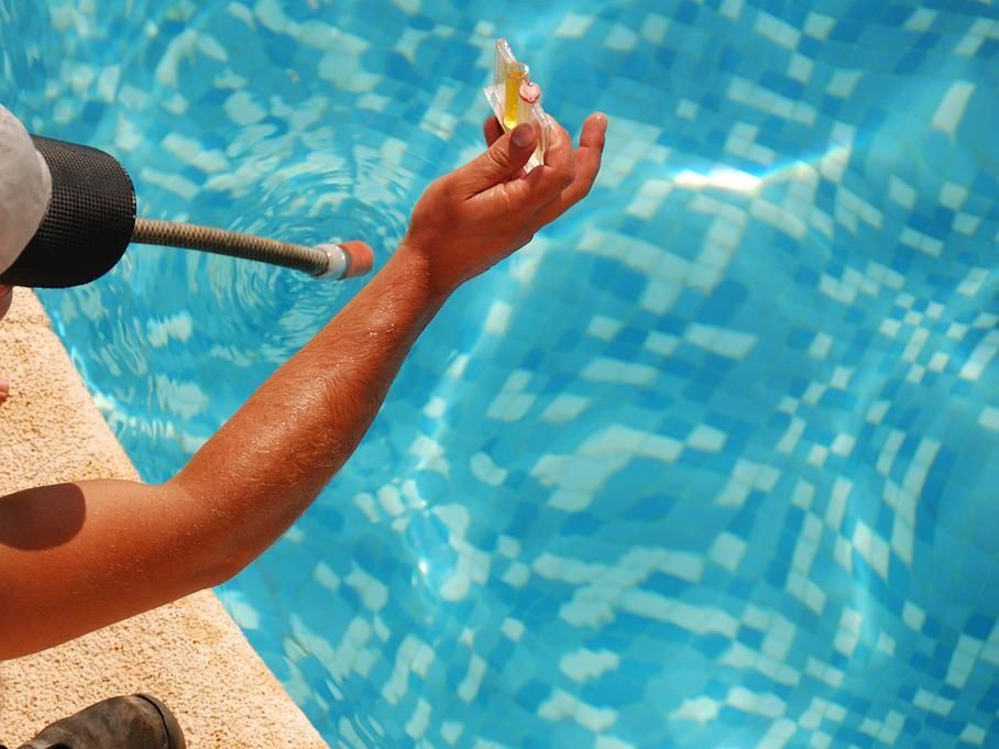 Contrôle de l'eau d'une piscine