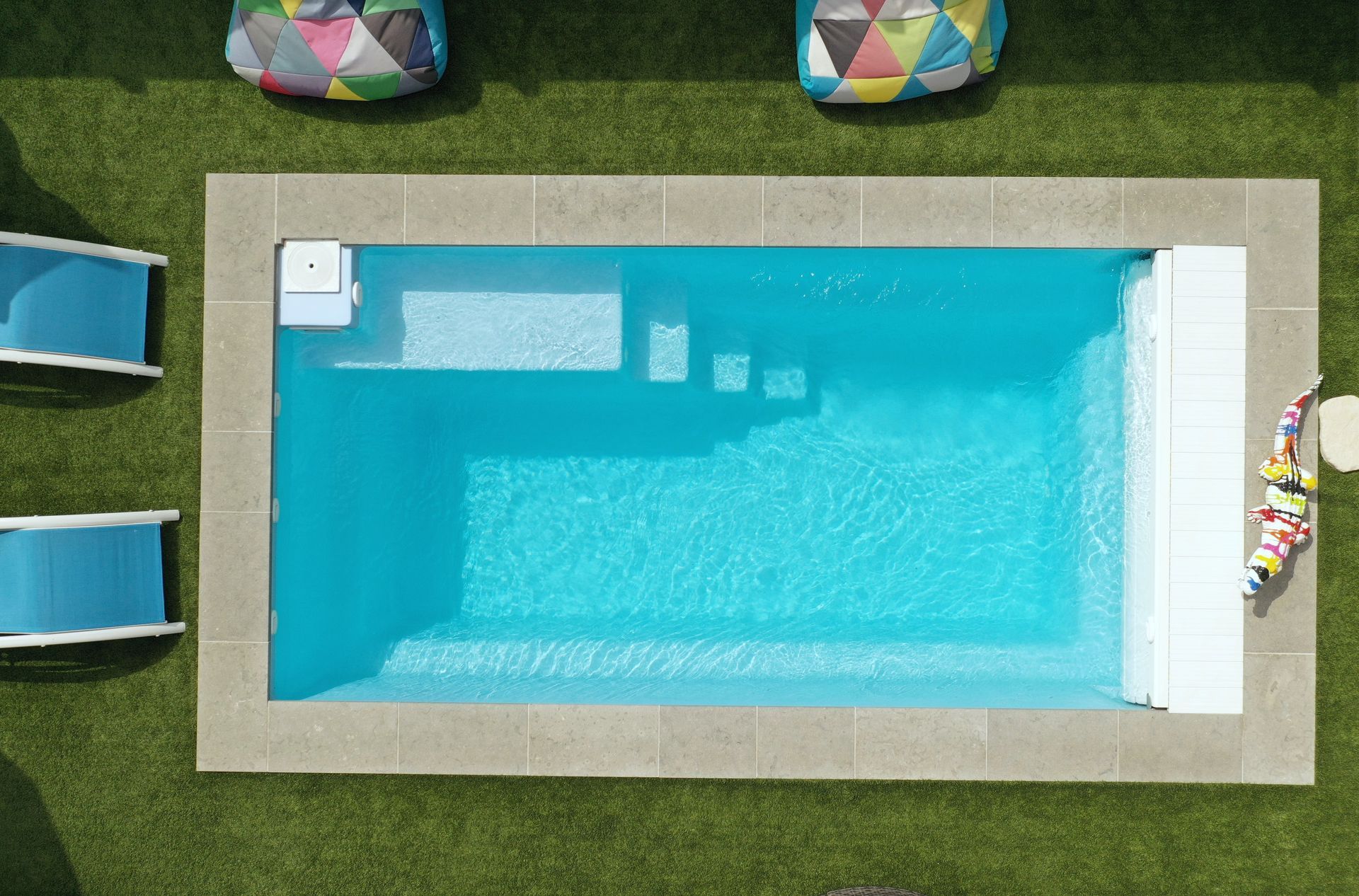 Piscine avec escalier vue du dessus