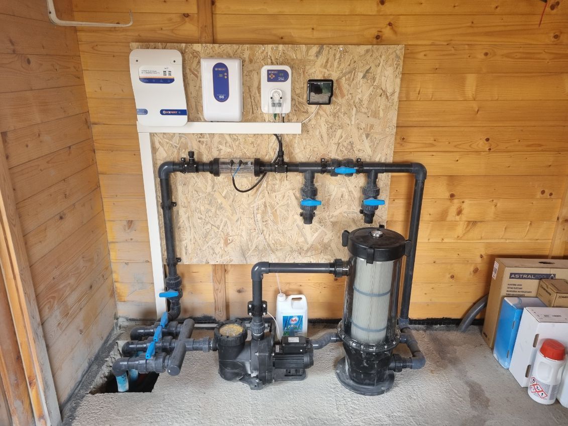 Pompe de filtration de piscine sous une structure en bois