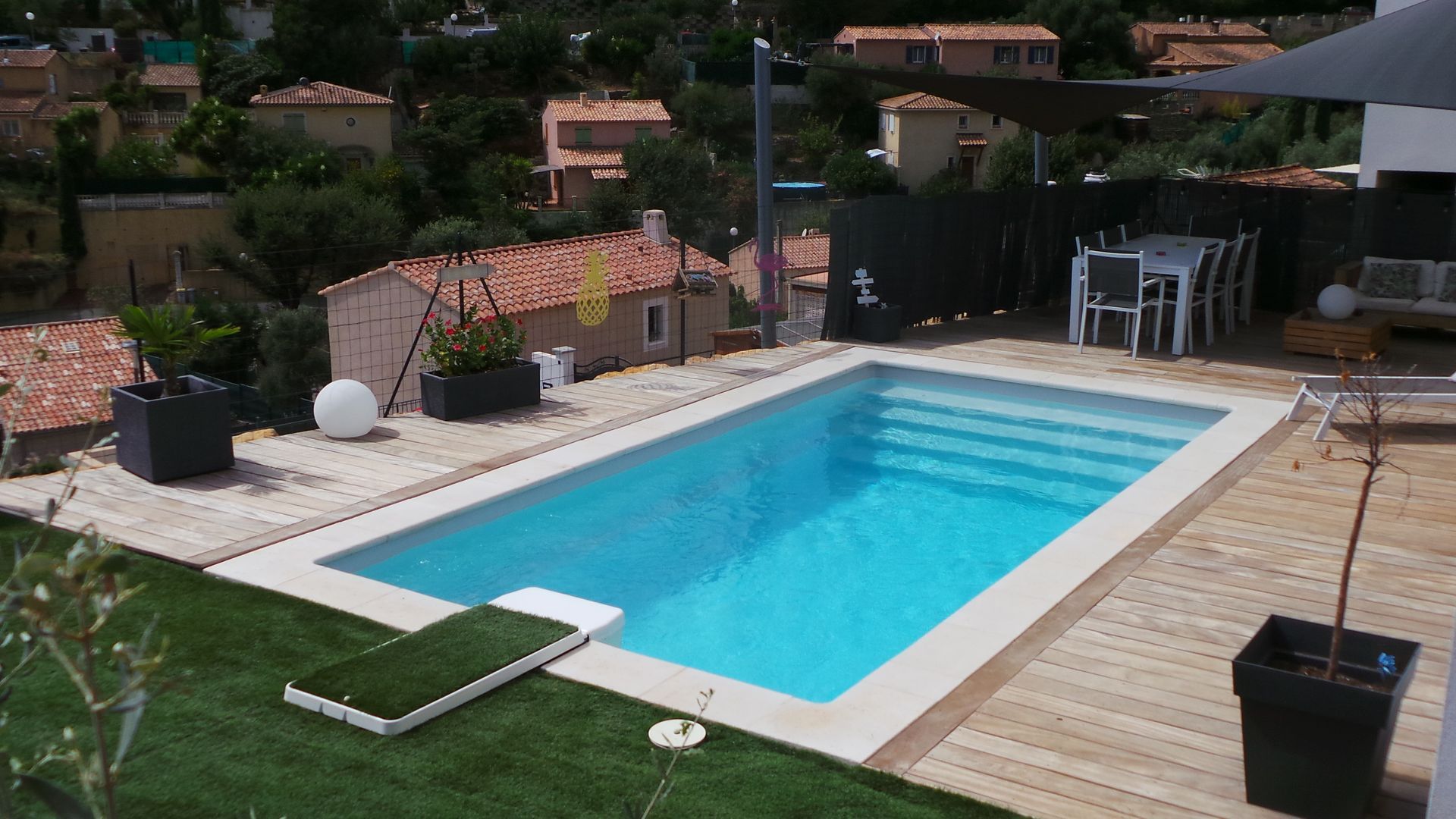 Grande piscine avec gazon synthétique