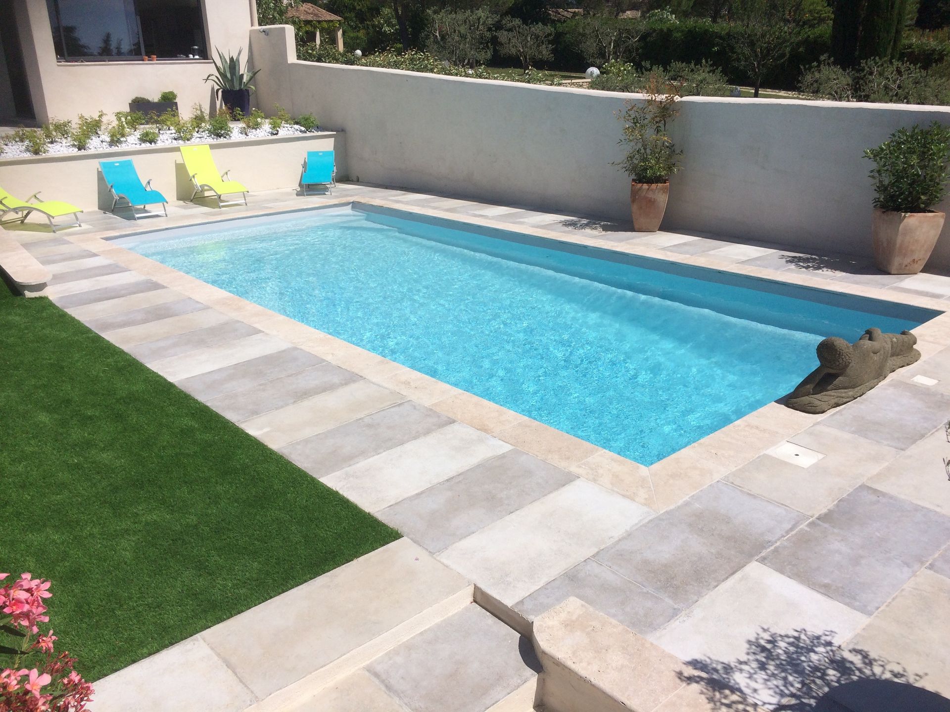 Piscine avec terrasse en dalle