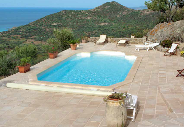 Piscine sur une terrasse avec vue sur une montagne