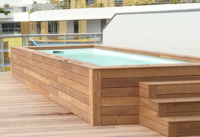 Piscine avec support en bois sur un balcon