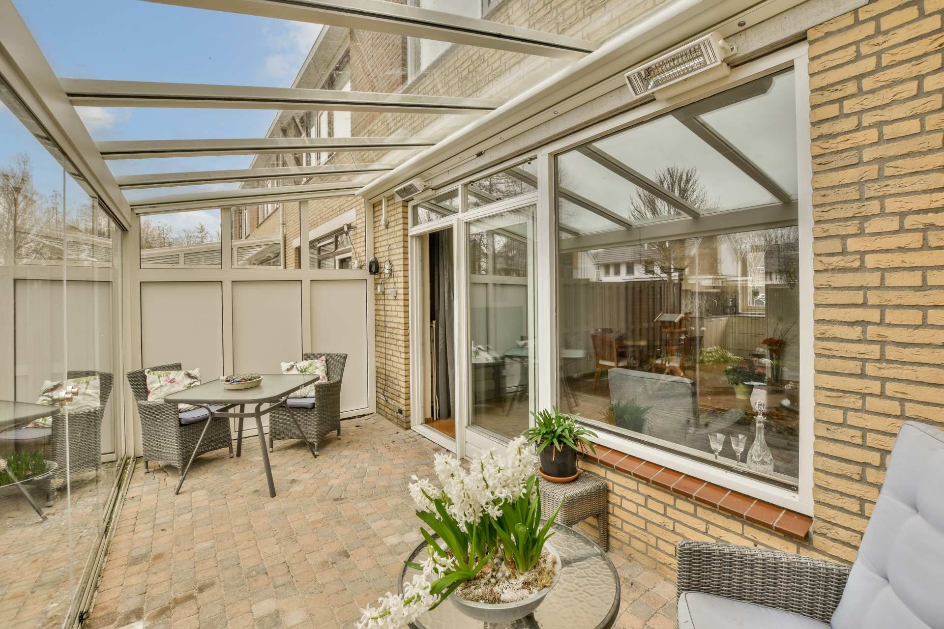 Fenster zur Terrasse und Wintergarten