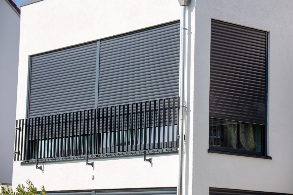 Schwarze Rollläden Neubau