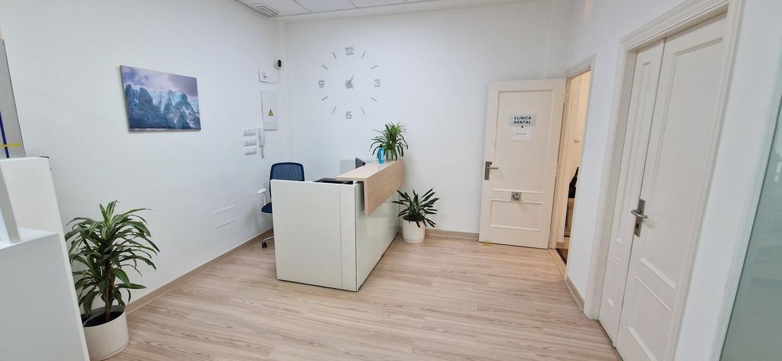 Hay un mostrador de recepción en el medio de la habitación.