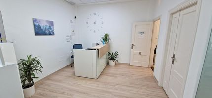 Hay un mostrador de recepción en el medio de la habitación.