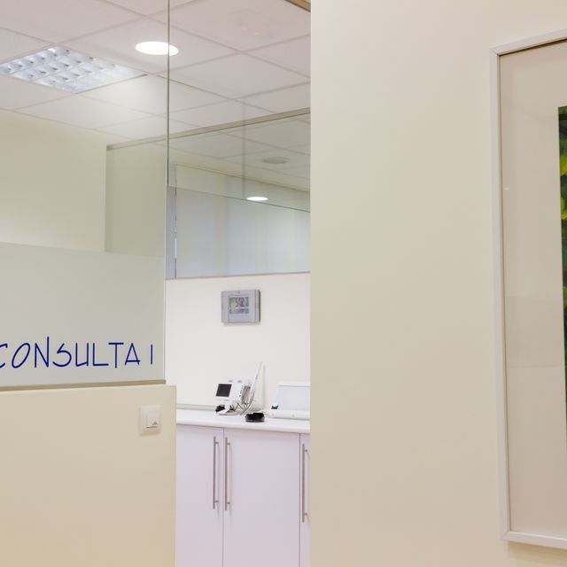 Una puerta de vidrio con la palabra consulta escrita en ella