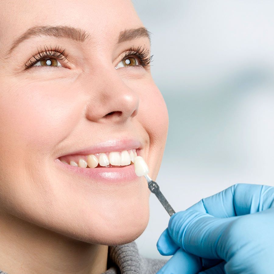 Una mujer está siendo examinada por un dentista.