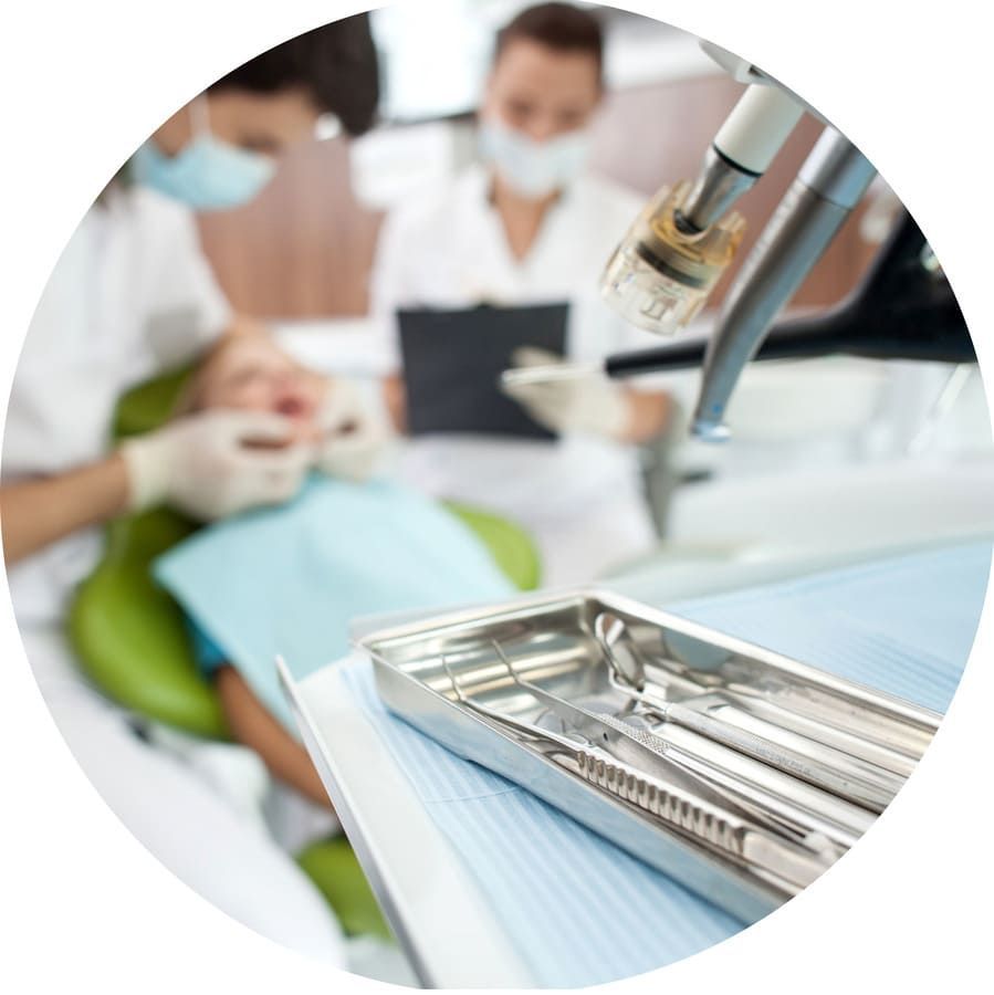 Una bandeja de instrumentos dentales se encuentra sobre una mesa en un consultorio dental.