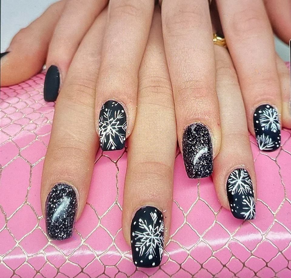 Nageldesign Maniküre schwarz