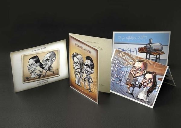 Hay tres tarjetas con caras de dibujos animados sobre una mesa.