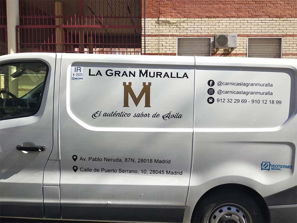 Una camioneta blanca con la palabra la gran muralla en ella