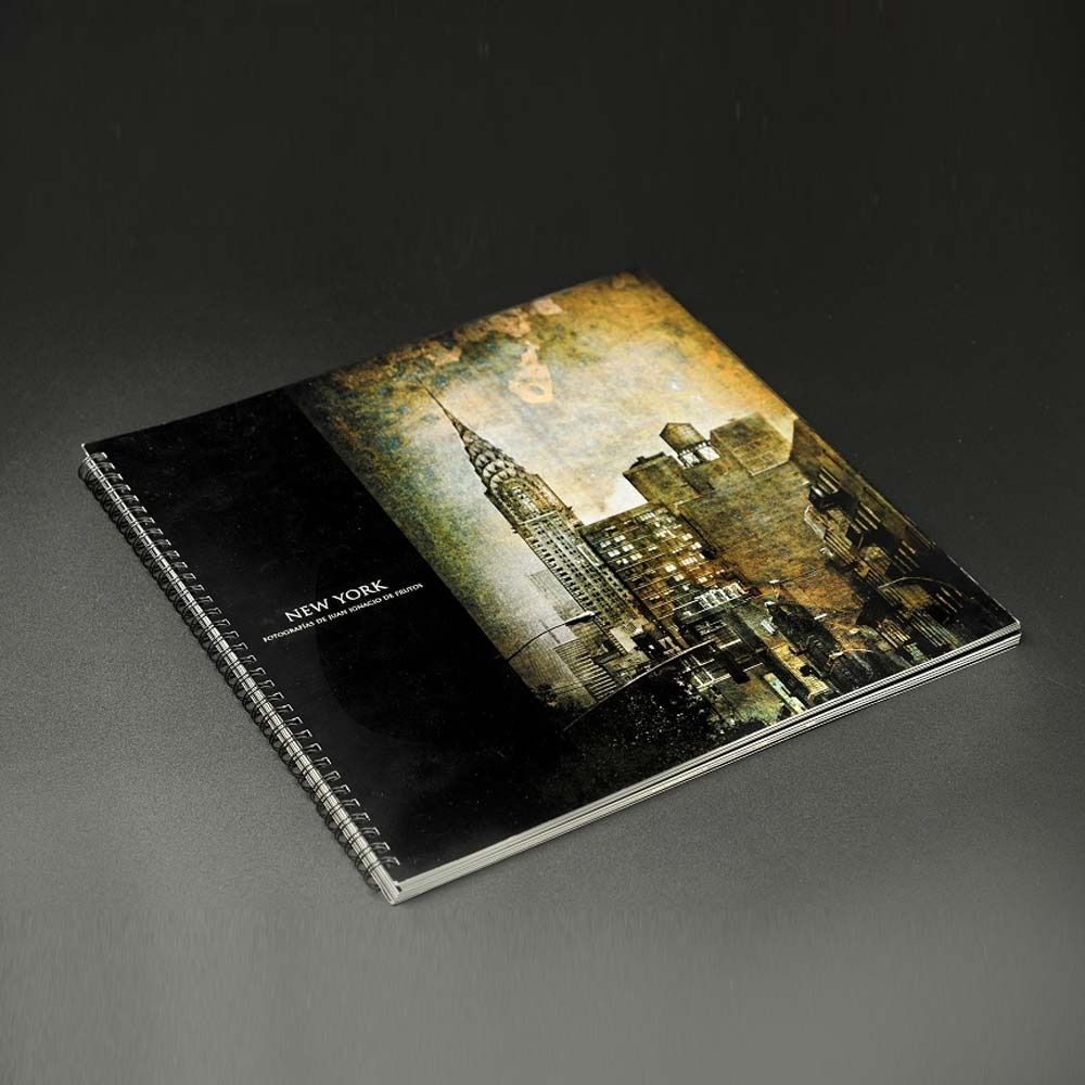 Un cuaderno espiral con una imagen de Nueva York en la portada.