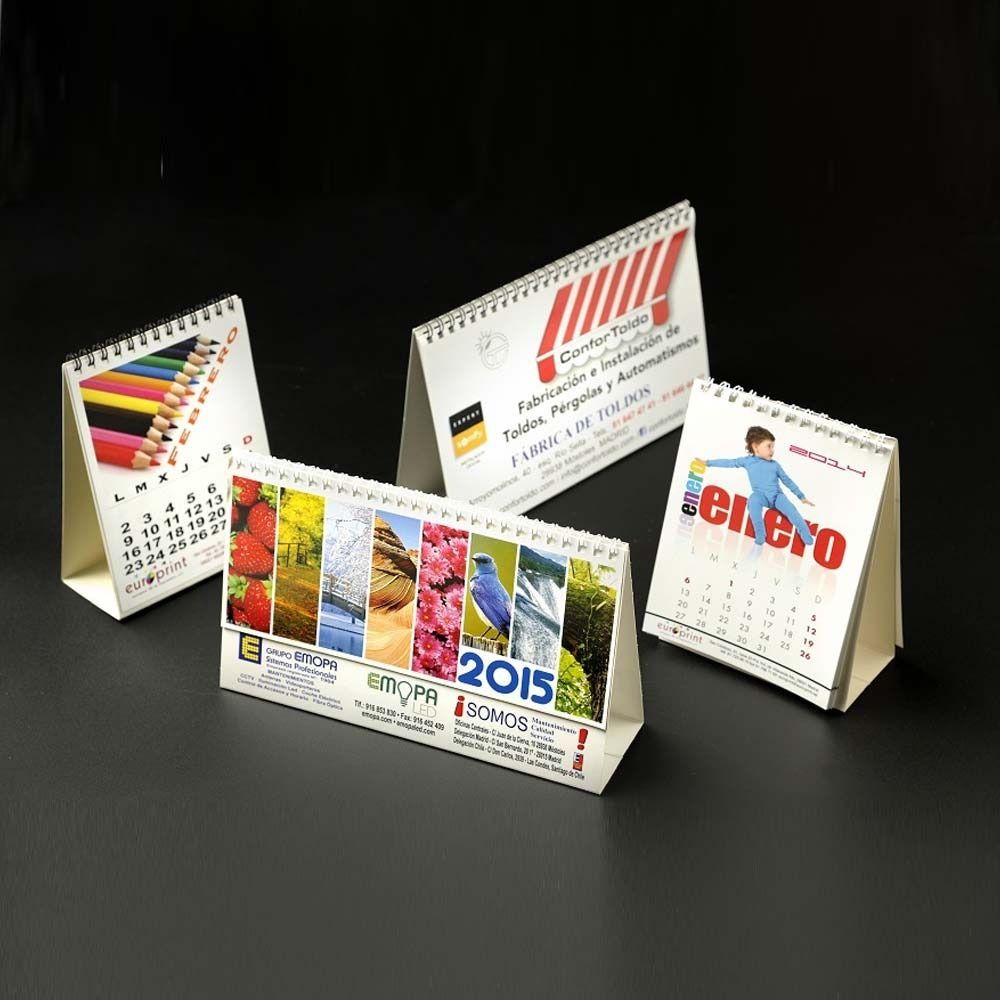 Hay tres calendarios sobre una mesa y uno de ellos dice 2015.