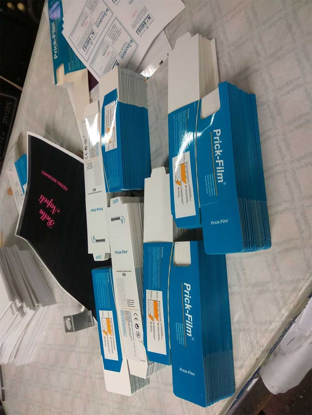 Las cajas de película de PVC se apilan una encima de otra sobre una mesa.