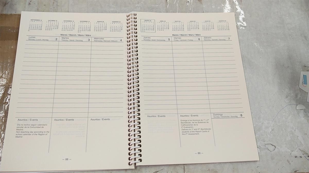 Un cuaderno encuadernado en espiral está abierto en una página con algunas líneas.