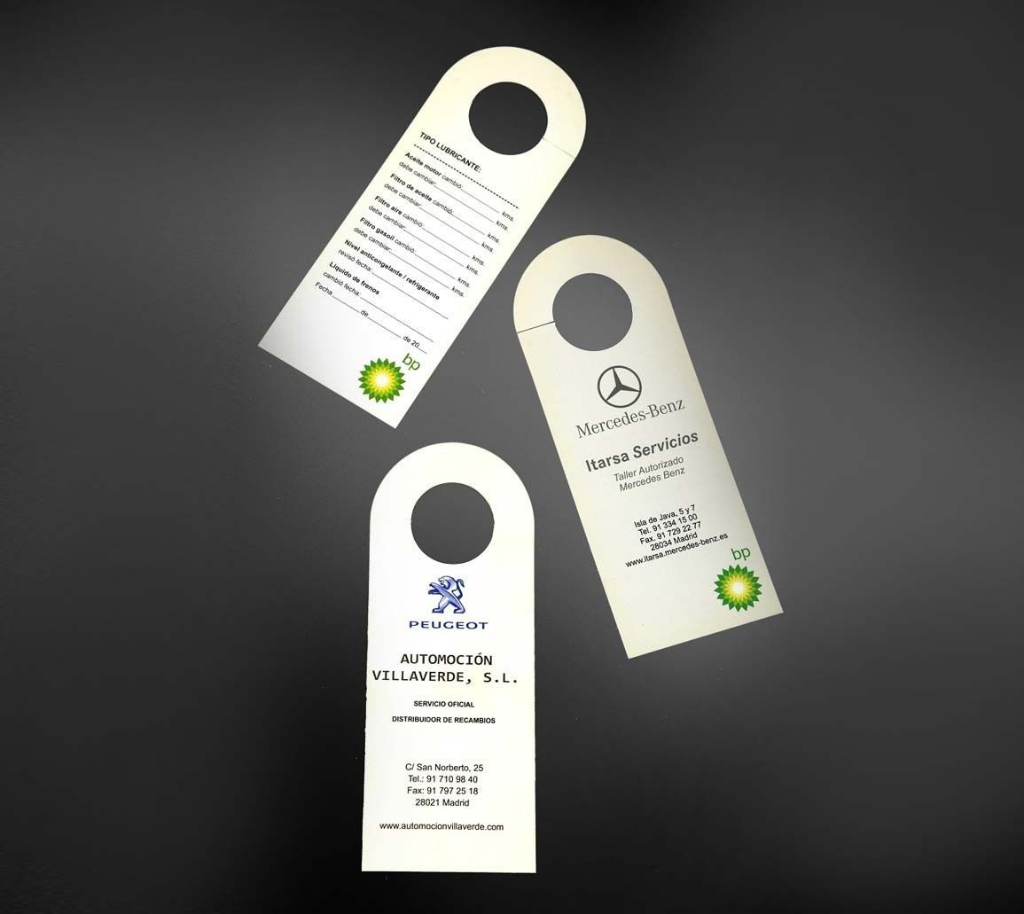 Un grupo de colgadores de puerta con diferentes logotipos.